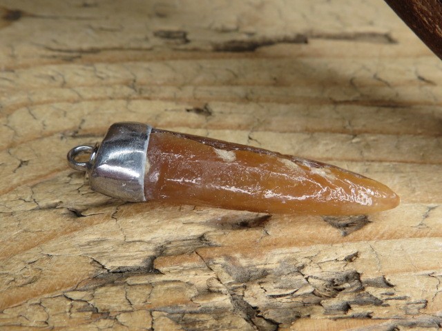 Wisior z belemnita – skamieniałość oprawiona w miedź i cynę