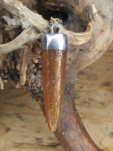 Wisior z belemnita – skamieniałość oprawiona w miedź i cynę