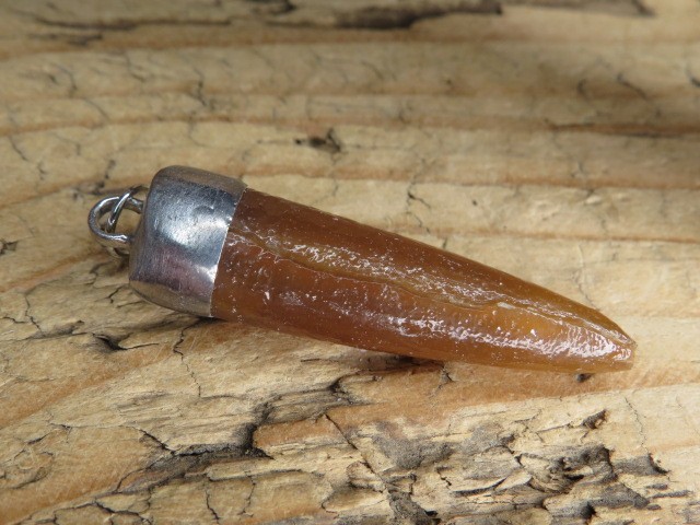 Wisior z belemnita – skamieniałość oprawiona w miedź i cynę