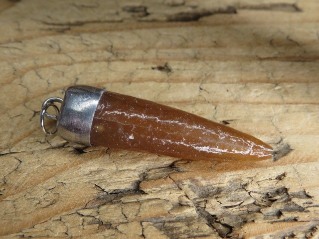 Wisior z belemnita – skamieniałość oprawiona w miedź i cynę