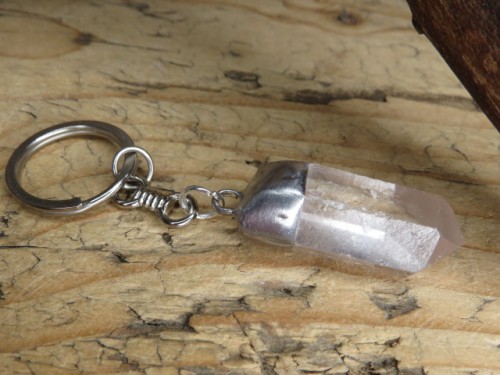 Brelok z kryształu górskiego – naturalny surowy kryształ