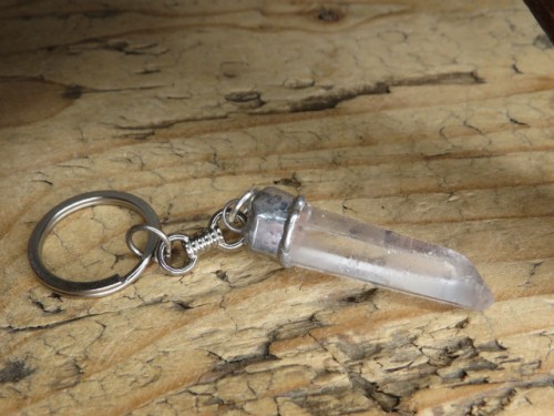 Brelok z kryształu górskiego – naturalny surowy kryształ