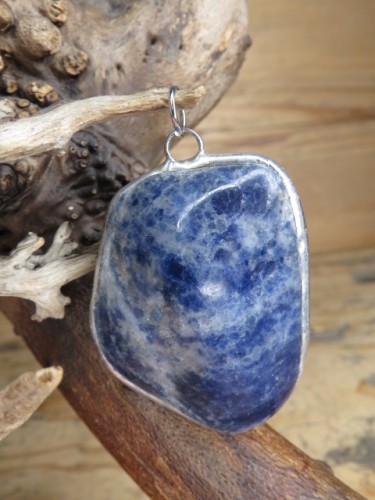 Wisior z sodalitu polerowanego w oprawie