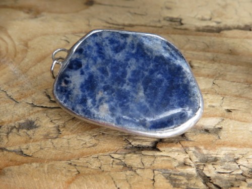 Wisior z sodalitu polerowanego w oprawie