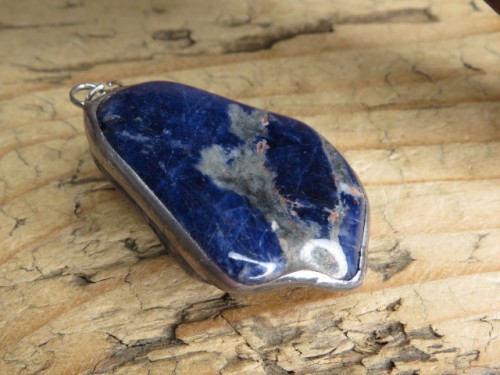 Wisior z sodalitu w oprawie