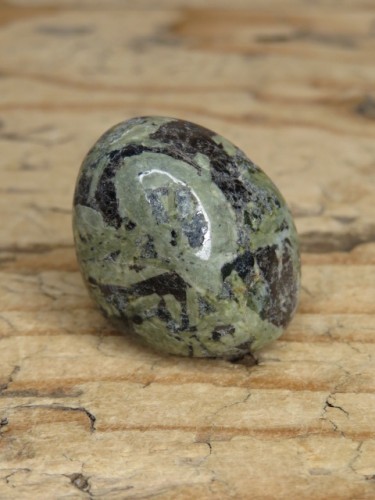 Doleryt ofitowy z Indii – naturalny kamień polerowany.