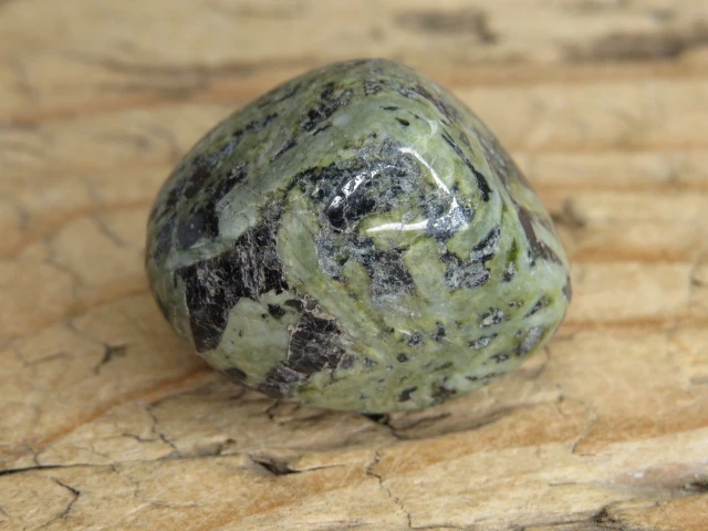 Doleryt ofitowy z Indii – naturalny kamień polerowany.