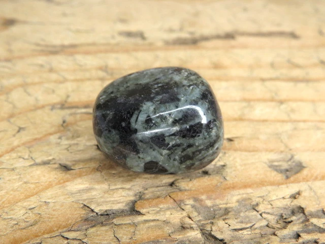 Doleryt ofitowy z Indii – naturalny kamień polerowany.