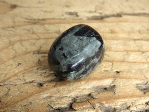 Doleryt ofitowy z Indii – naturalny kamień polerowany.