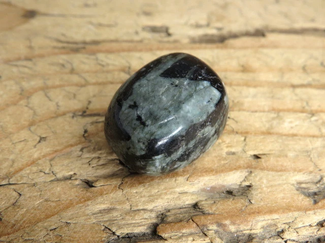 Doleryt ofitowy z Indii – naturalny kamień polerowany.