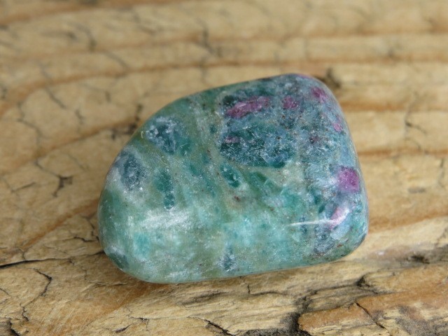 rubin w fuchsycie UV