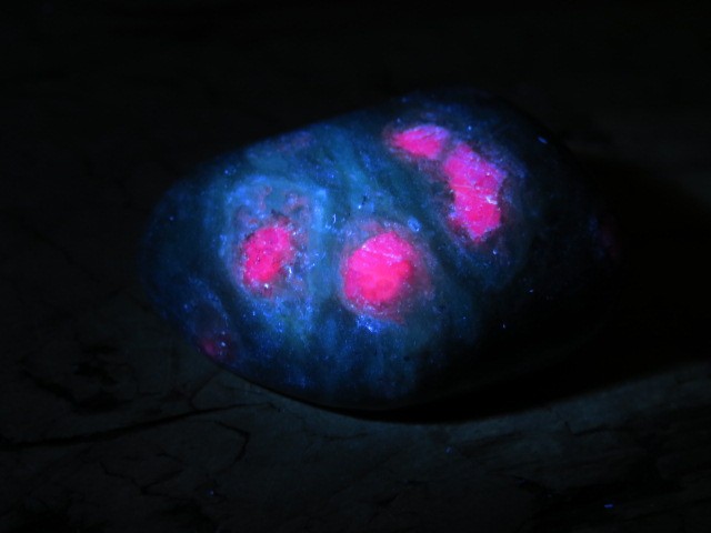 rubin w fuchsycie UV