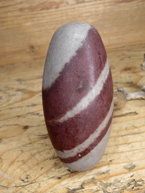 Shiva Lingam – święty kamień mocy w naturalnych barwach