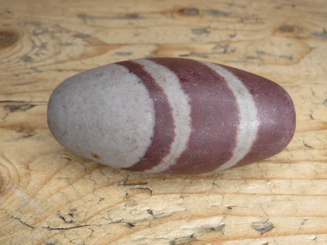 Shiva Lingam – święty kamień mocy w naturalnych barwach