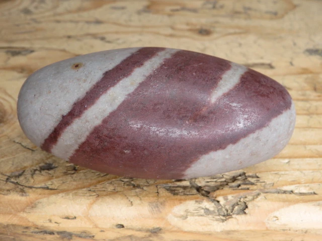 Shiva Lingam – święty kamień mocy w naturalnych barwach