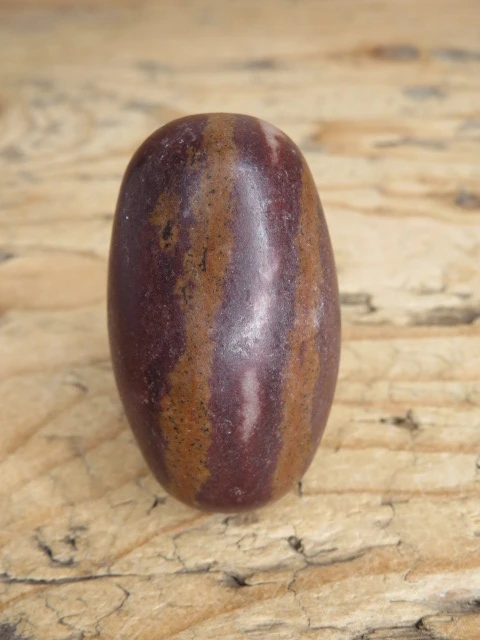 Shiva Lingam – święty kamień mocy w naturalnych barwach