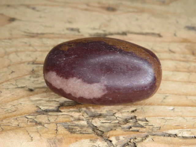 Shiva Lingam – święty kamień mocy w naturalnych barwach