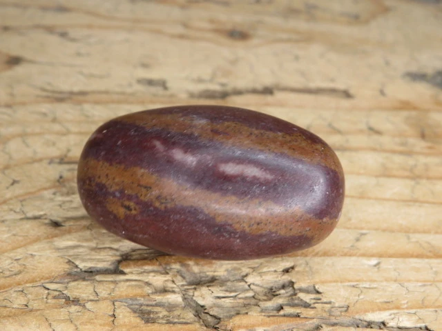 Shiva Lingam – święty kamień mocy w naturalnych barwach