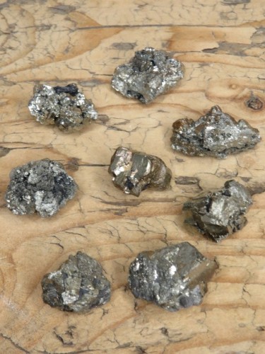 Piryt z Polski w formie konkrecji pirytowych.