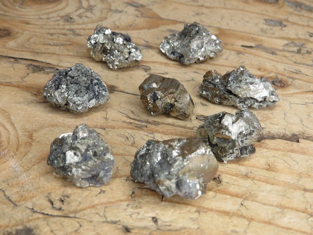 Piryt z Polski w formie konkrecji pirytowych.