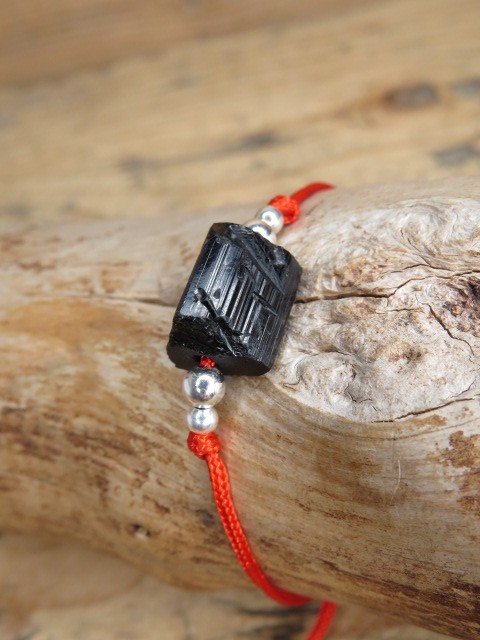 czarny turmalin - minimalistyczna bransoletka ochronna na czerwonej nitce