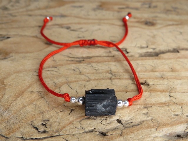 czarny turmalin - minimalistyczna bransoletka ochronna na czerwonej nitce