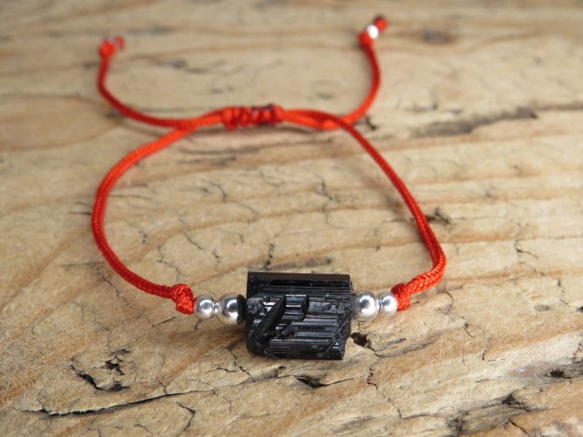 czarny turmalin - minimalistyczna bransoletka ochronna na czerwonej nitce