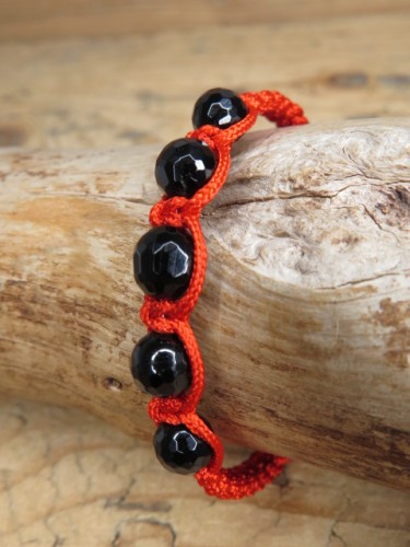 czarny turmalin, czerwona nitka - bransoletka ochronna makrama