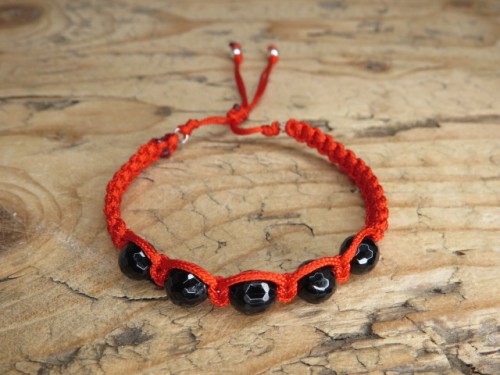 czarny turmalin, czerwona nitka - bransoletka ochronna makrama