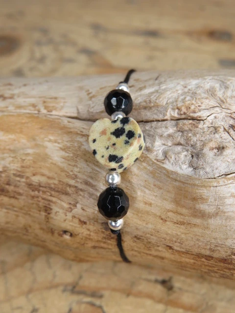 Minimalistyczna bransoletka z sercem z jaspisu dalmatyńczyka i czarnym turmalinem