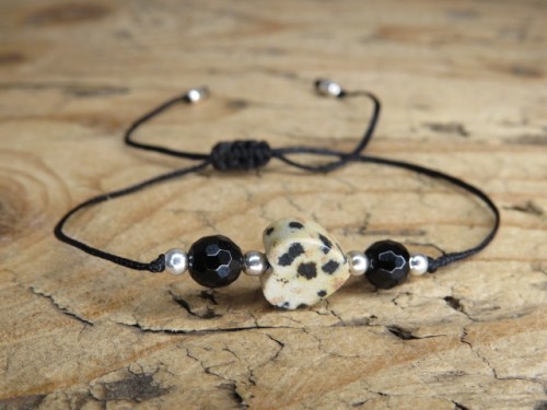 Minimalistyczna bransoletka z sercem z jaspisu dalmatyńczyka i czarnym turmalinem