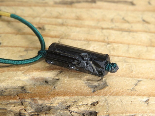 czarny turmalin - amulet ochronny etno