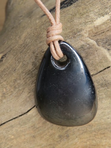 hematyt - amulet na rzemieniu