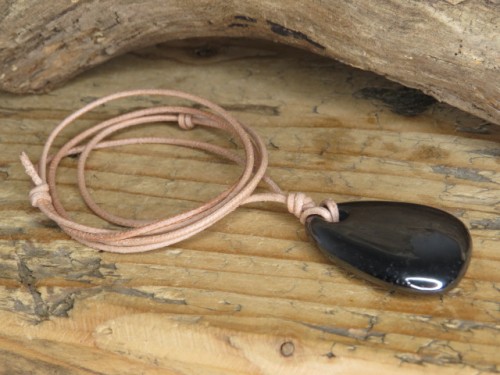 hematyt - amulet na rzemieniu