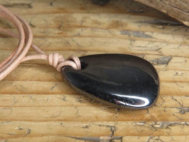 hematyt - amulet na rzemieniu