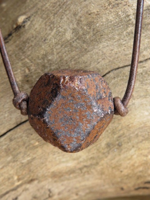 granat - wisior na rzemieniu