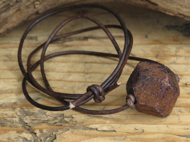 granat - wisior na rzemieniu