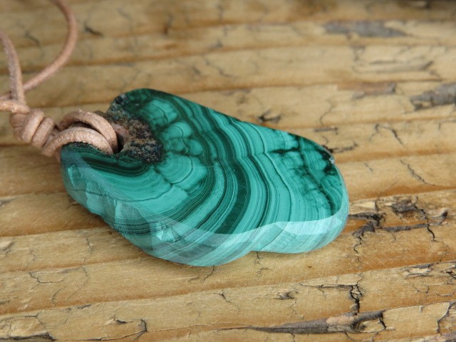 malachit na rzemieniu * wisior amulet