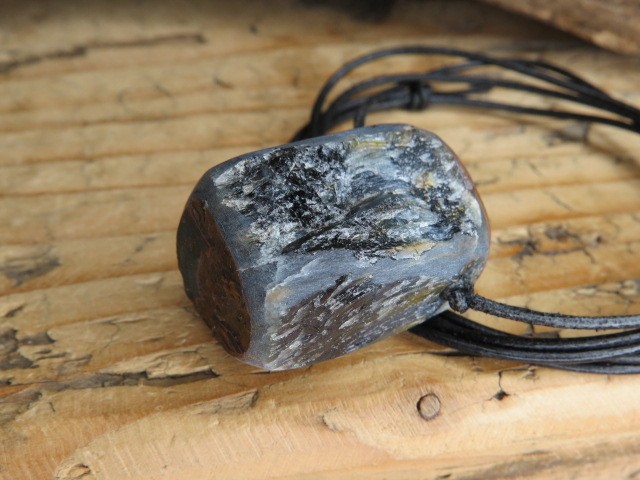 sokole oko amulet na rzemieniu