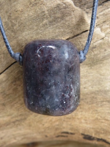 iolit wisior - talizman na rzemieniu