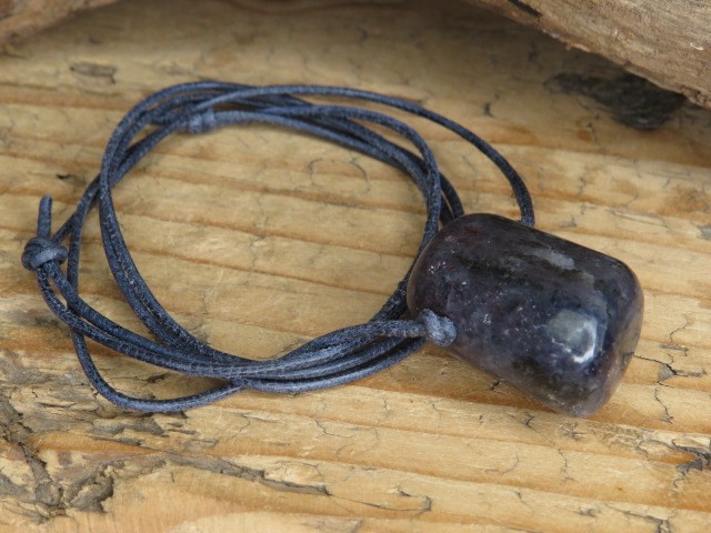 iolit wisior - talizman na rzemieniu