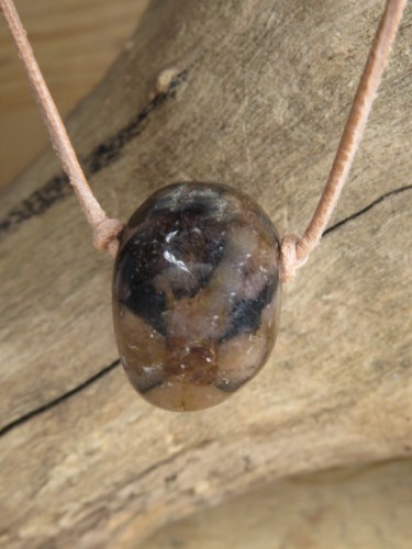 chiastolit - wisior amulet ochronny na rzemieniu