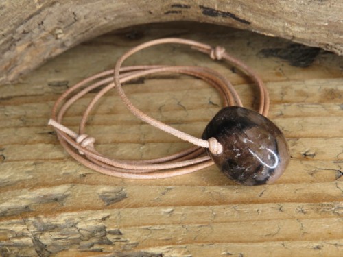 chiastolit - wisior amulet ochronny na rzemieniu