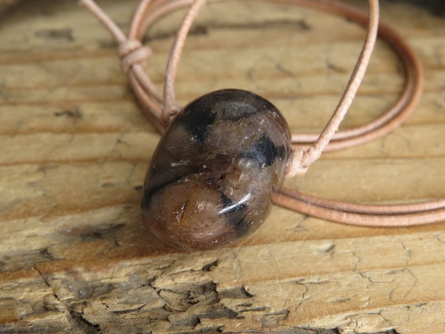 chiastolit - wisior amulet ochronny na rzemieniu