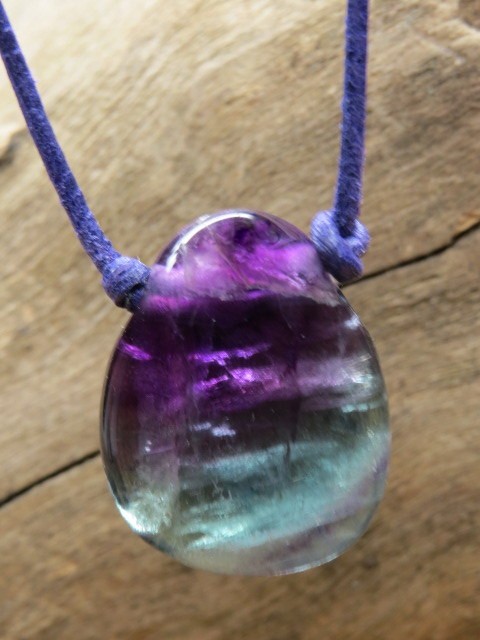 fluoryt na rzemieniu - talizman nauka i koncentracja