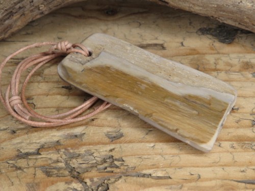 skamieniałe drewno * Polska * talizman długowieczności na rzemieniu