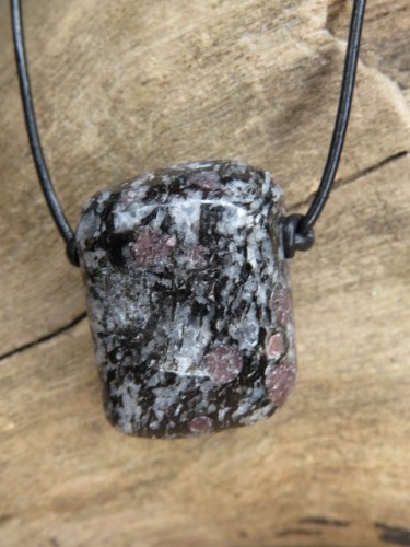 Granaty w amfibolicie - amulet siły i ochrony na czarnym rzemieniu