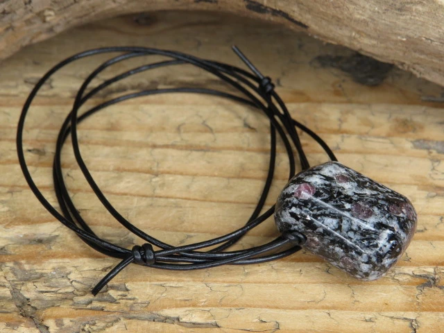 Granaty w amfibolicie - amulet siły i ochrony na czarnym rzemieniu