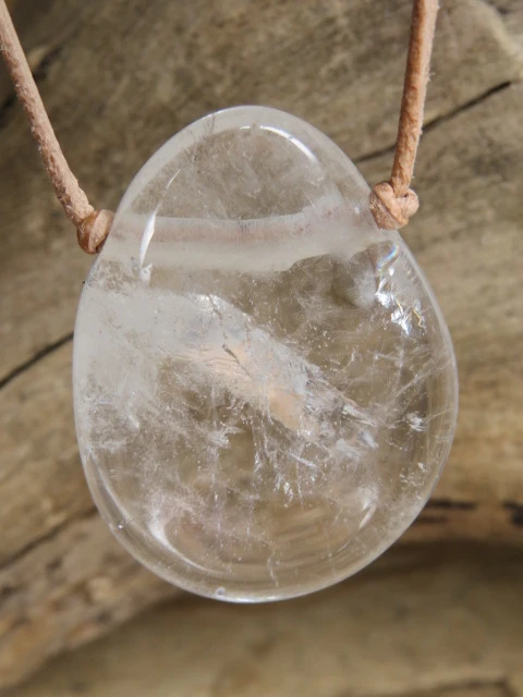kryształ górski amulet ochronny uzdrawiająca energia na rzemieniu