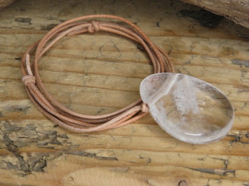 kryształ górski amulet ochronny uzdrawiająca energia na rzemieniu